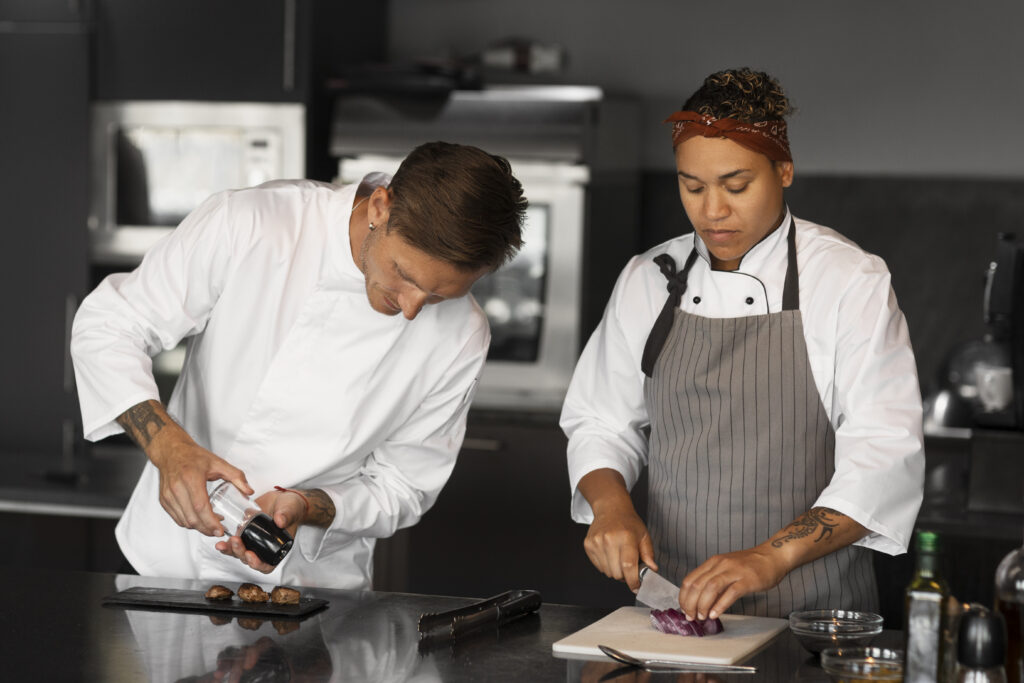 Ayudante de cocina trabajando en una cocina profesional en los Países Bajos con oportunidades de trabajo