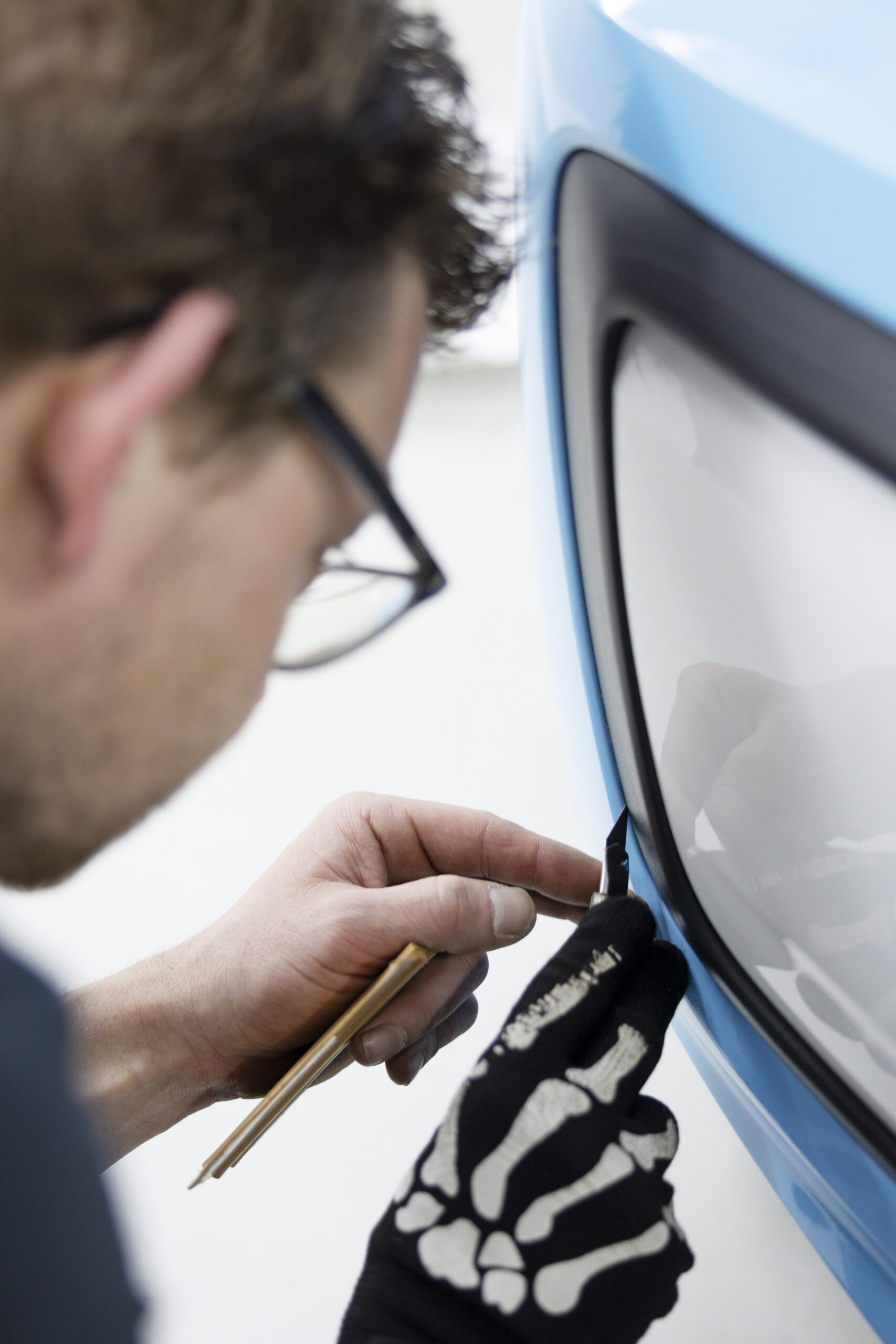 Chapista trabajando en taller de automoción en los Países Bajos con oportunidades de trabajo
