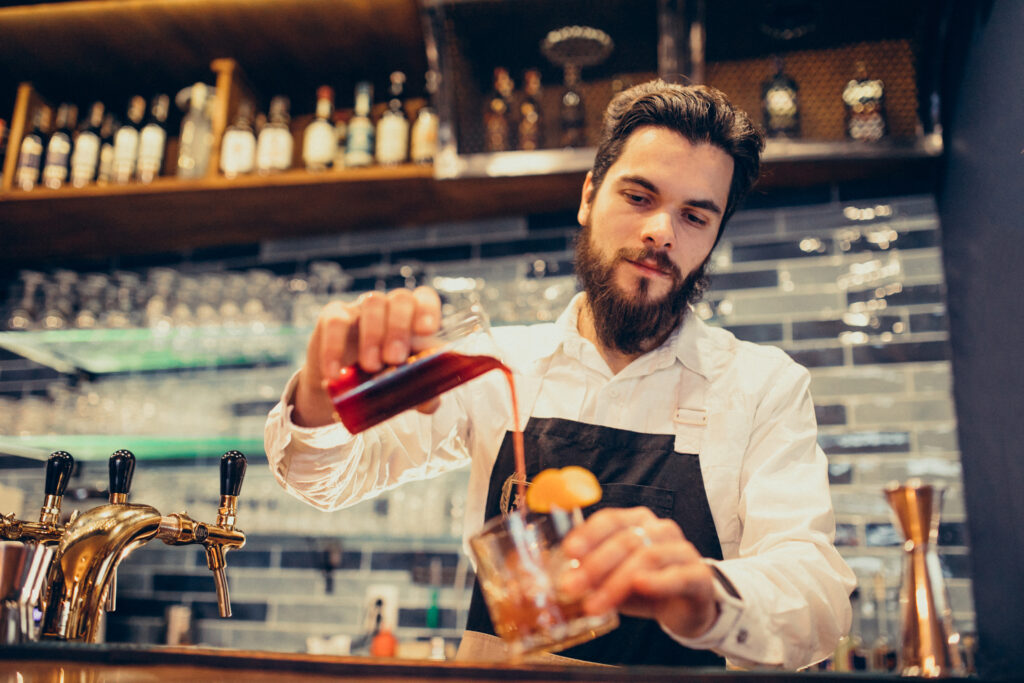 Barman o bartender trabajando en un bar en los Países Bajos con oportunidades de trabajo