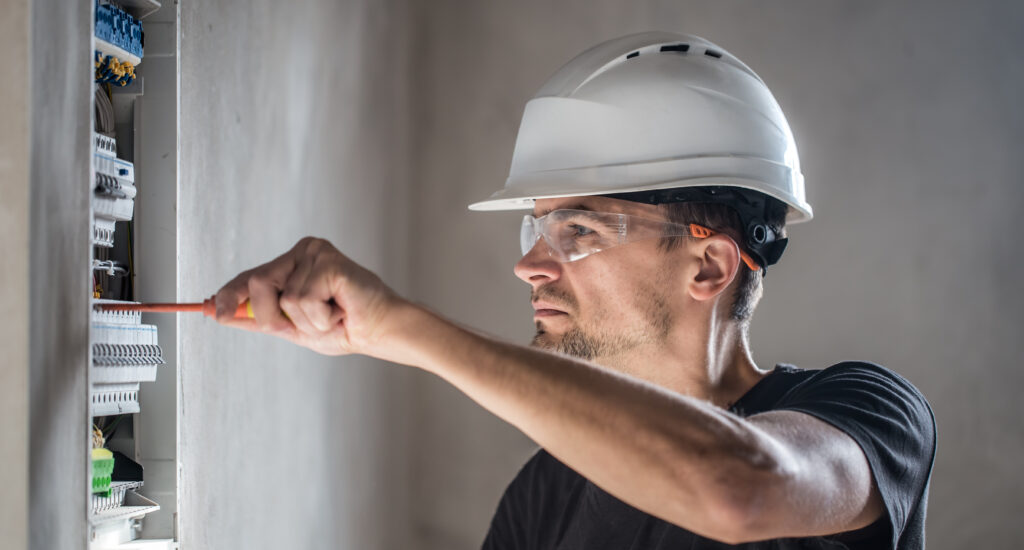 Electricista trabajando en una obra en los Países Bajos con oportunidades de trabajo