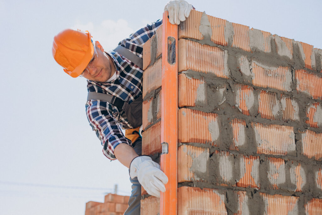 Albañil trabajando en una obra en los Países Bajos con oportunidades de trabajo
